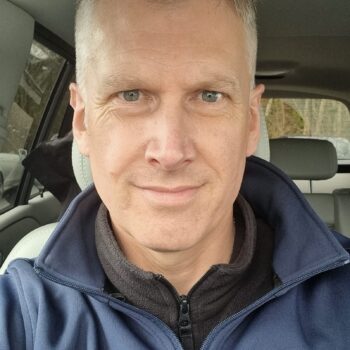 Jonathan Lee, A.P.C.S., E.N.A.I.P., C.I.H.M., A.C.I.E.H.